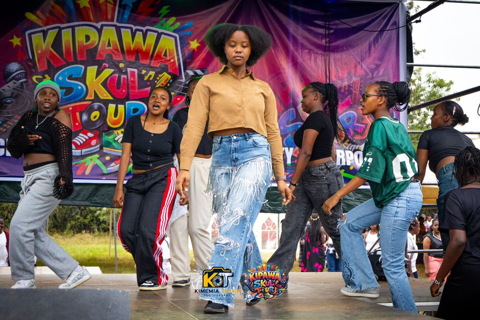 Dance crew performing choreography on the Kipawa Skul Tour stage